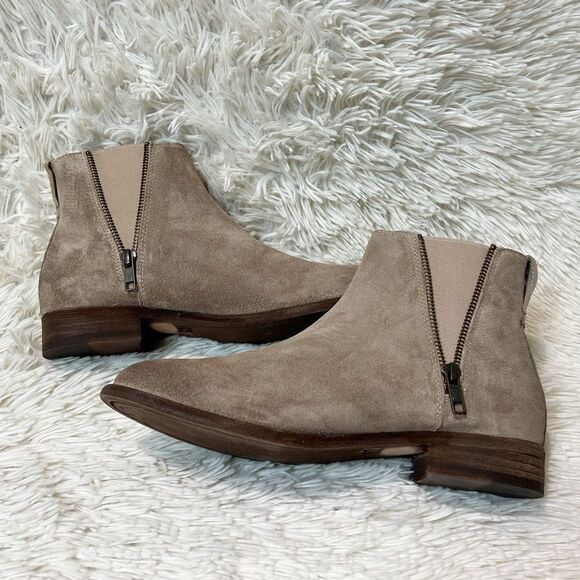 Frye Carly Zip Chelsea Flat Boots Booties Ash Beige Suede Size 7.5 - Picture 2 of 6